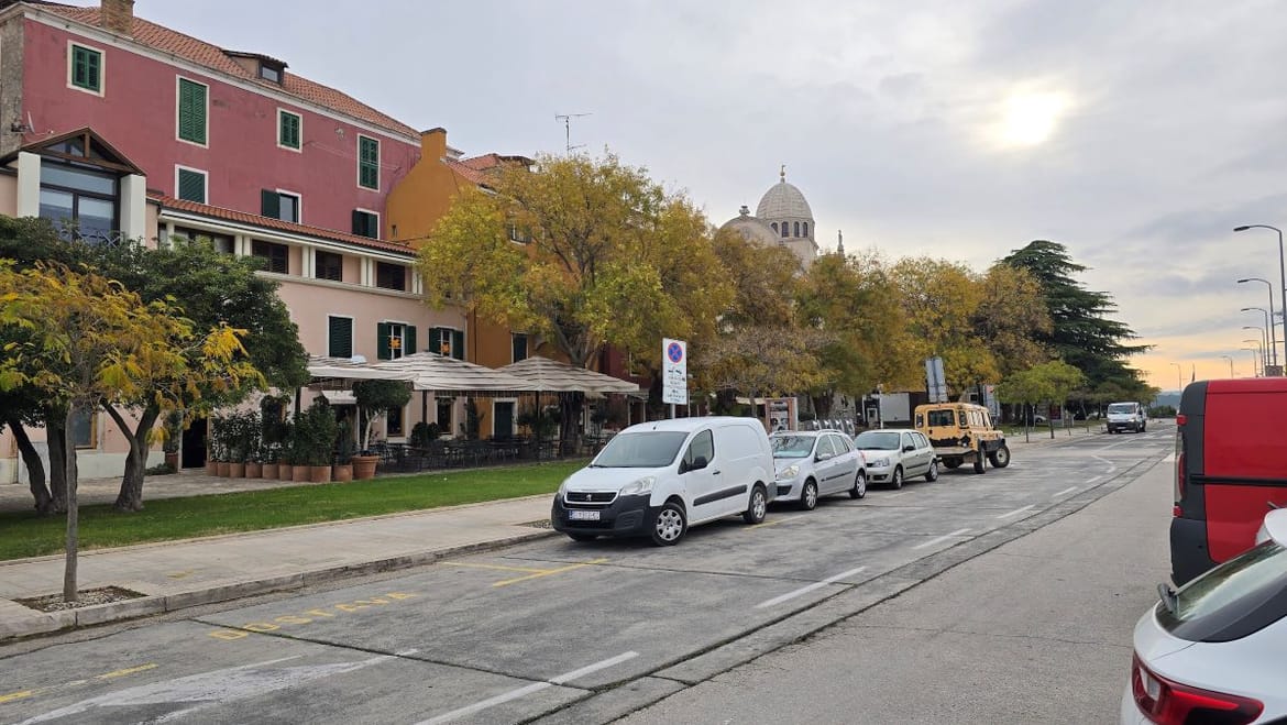 Dva muškarca isprebijali trećeg jer je na terasi kafića, na šibenskoj rivi, zapalio bengalku