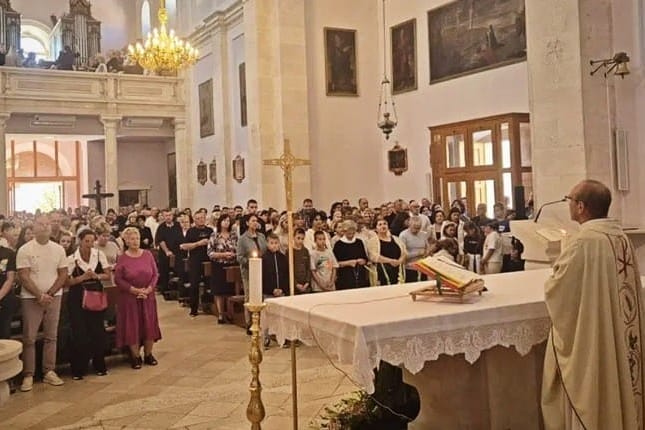 1,2,3...u ovoj dalmatinskoj crkvi broje tko je došao na misu i tko se pričestio