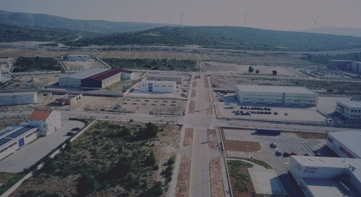 Urušio se krov u hali šibenske industrijske zone, poginula jedna osoba!