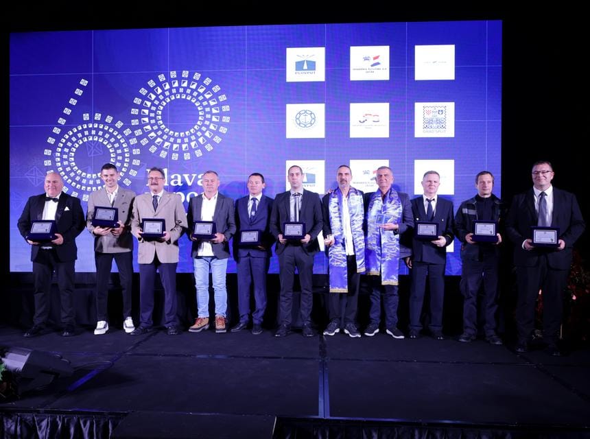 Upravitelj stroja Zvonimir Franić, zapovjednik Miljenko Konjevoda i prvi časnik palube Ivo Mišković laureati 60. Plave vrpce Vjesnika