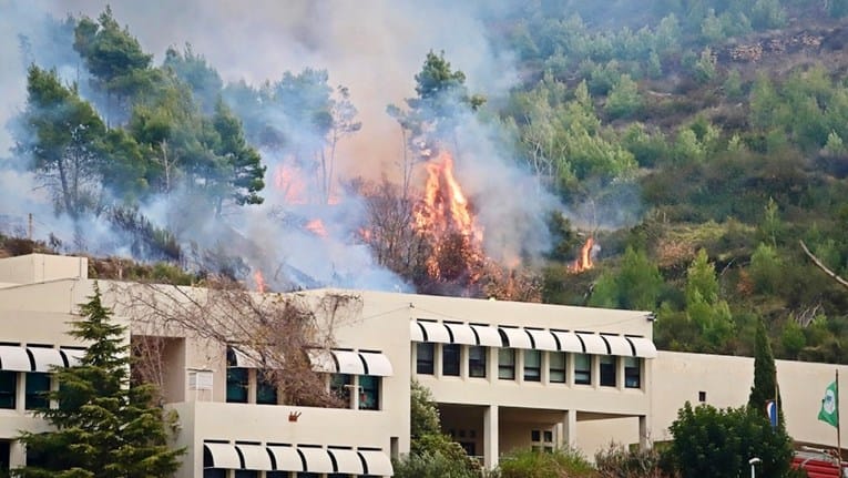 OD BUKTINJE OBRANJENA ŠKOLA U ŽRNOVNICI Smiruje se intenzitet  požara