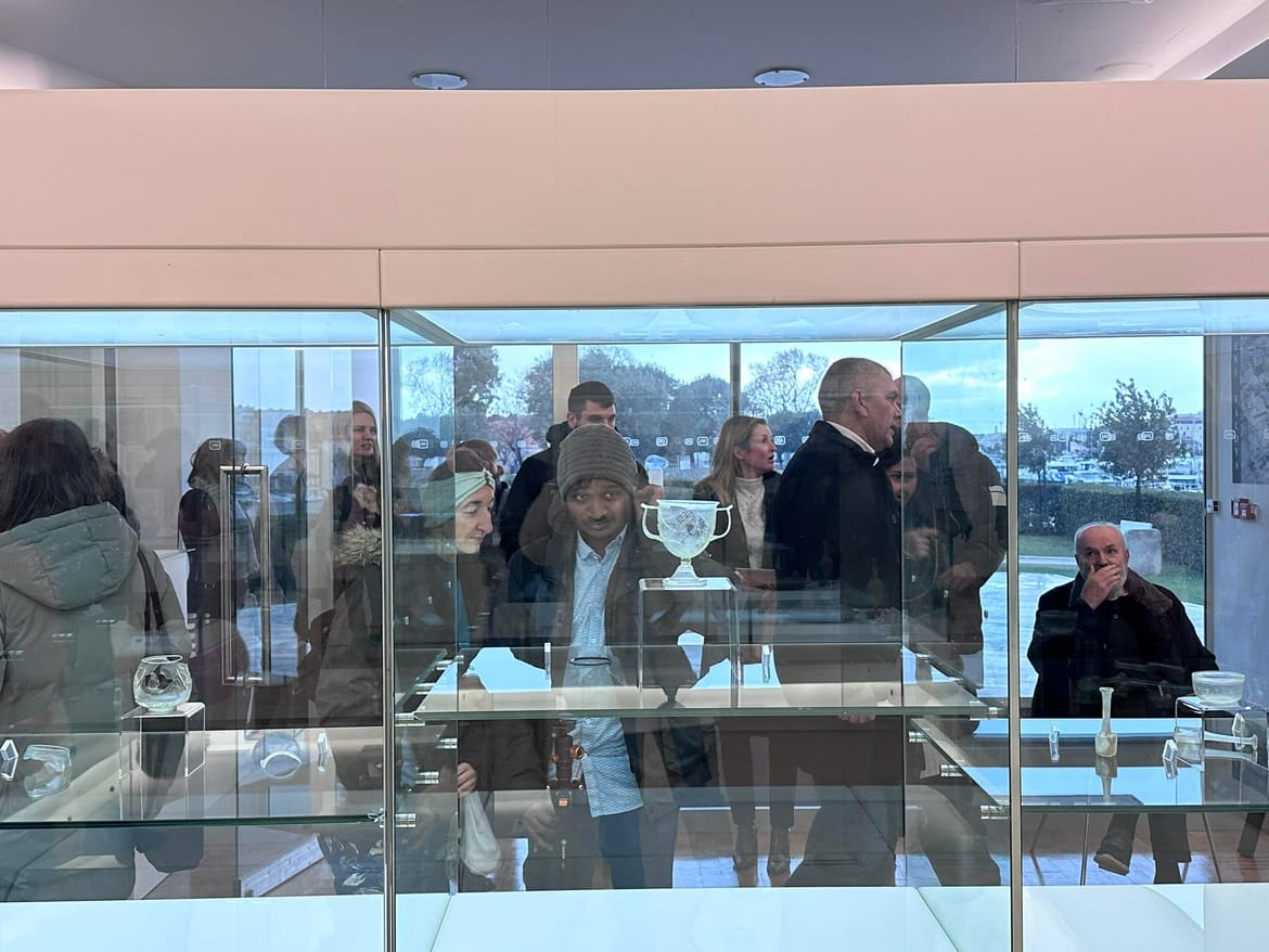 U Zadru otvorena velika izložba pod nazivom "U sjeni valova". Među izloženim predmetima je stakleni antički pehar na kojem piše - "Živio!"