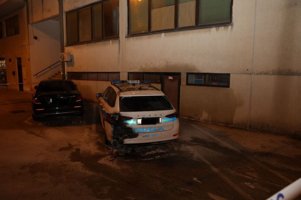 U Splitu zapaljen policijski auto točno ispred postaje!