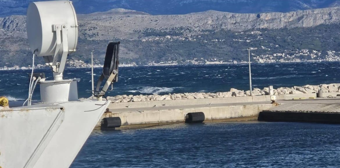 Zbog olujne bure od kopna odsječeni neki otoci, zatvorena autocesta A1!
