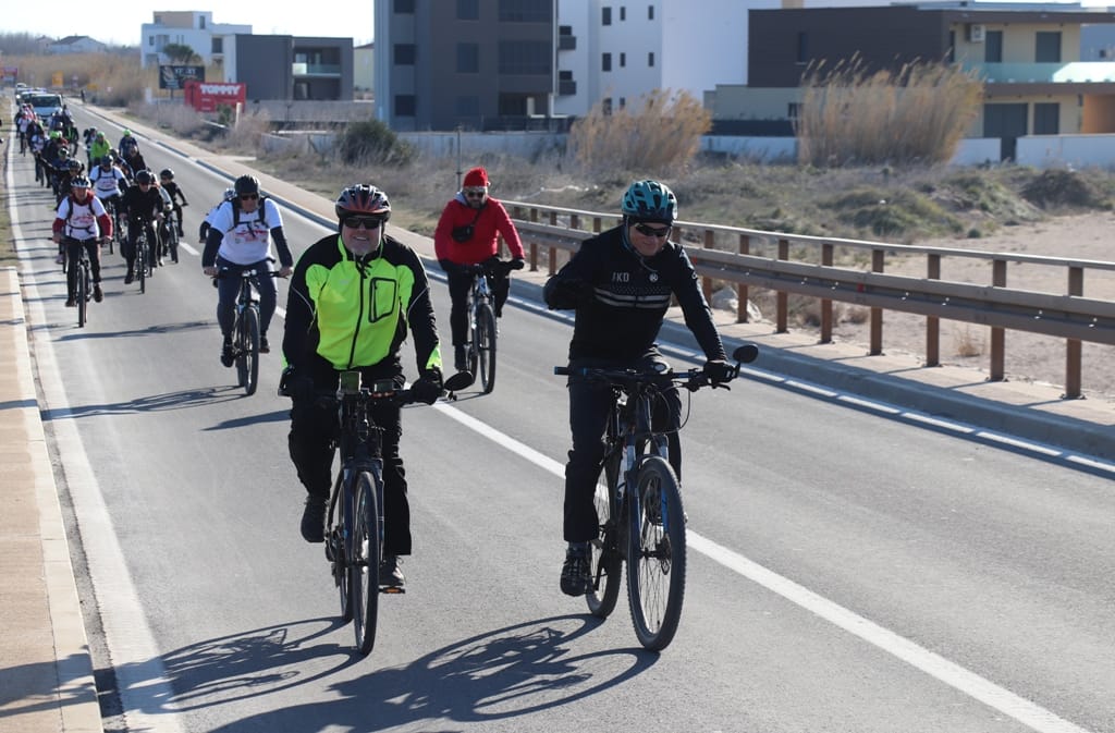 UMALO IH ODNIJELA BURA Održano 37. izdanje tradicionalne biciklijade od Zadra do otoka Vira