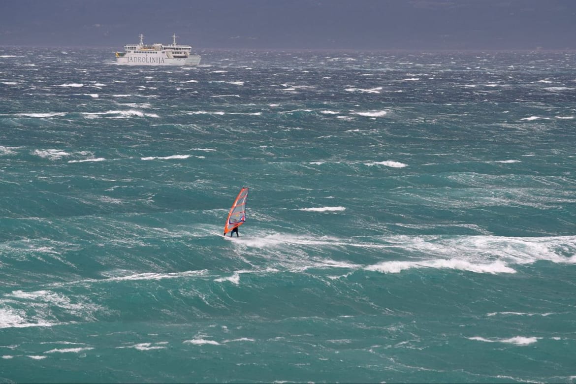 Jugo blokiralo plovidbu do otoka, a bura zatvorila magistralu pod Velebitom