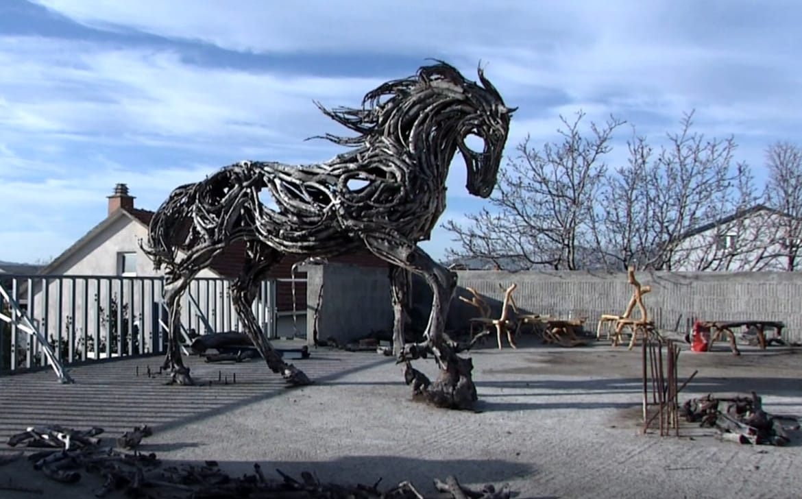 Konj nadnaravnih dimenzija od maslinovih grana, na vrhu kuće u Kaštelima