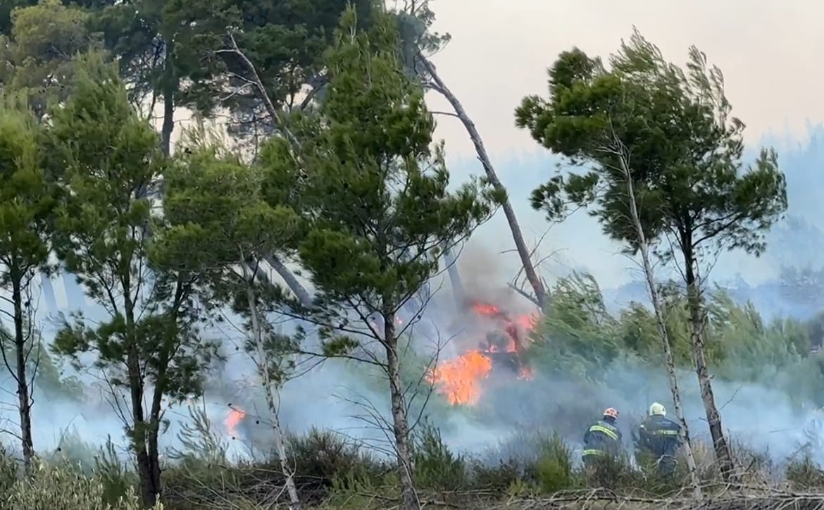 Vjetar otežava gašenje požara u Žrnovnici - Stigao kanader ali je ubrzo i otišao jer je nemoguće gasiti iz zraka!