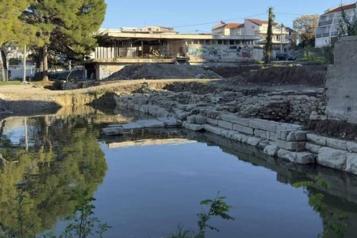 Obustavljeno istraživanja najvećeg i trenutno najvažnijeg arheološkog nalazišta u zemlji, onog u Stobreču. Helenističkom bedemu prijeti urušavanje?