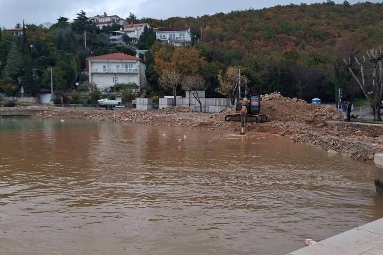 SLUČAJ LUČICA JADRANOVO Ogorčeni građani: ”Direktno se krši Zakon o pomorskom dobru, a imamo i dokaz da se radovi izvode nezakonito!"