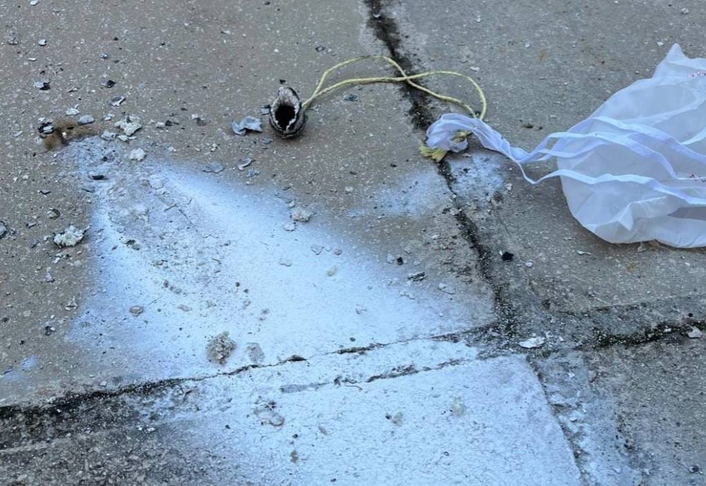 NAPRAVILA RUPU NA BALKONU Signalna brodska raketa pala na terasu splitske obitelji: "Što da je ovo sletjelo nekome na glavu?"