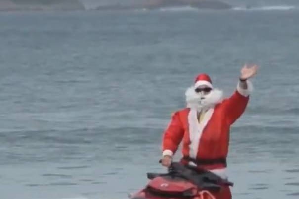 Djed Božićnjak u Brazil je umjesto na sanjkama došao na jet skiju!