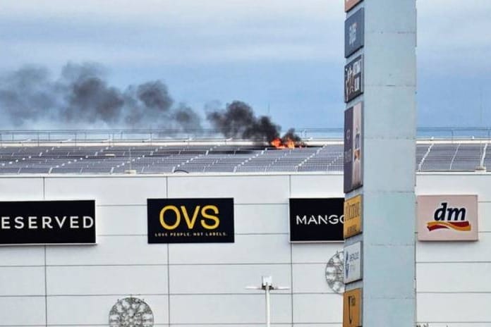 Gori krov trgovačkog centra u Zadru!