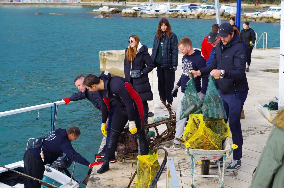 IZ MORA IZVADILI VIŠE OD TONE OTPADA! Velika božićna eko akcija čišćenja podmorja kod splitskog kupališta Jadran