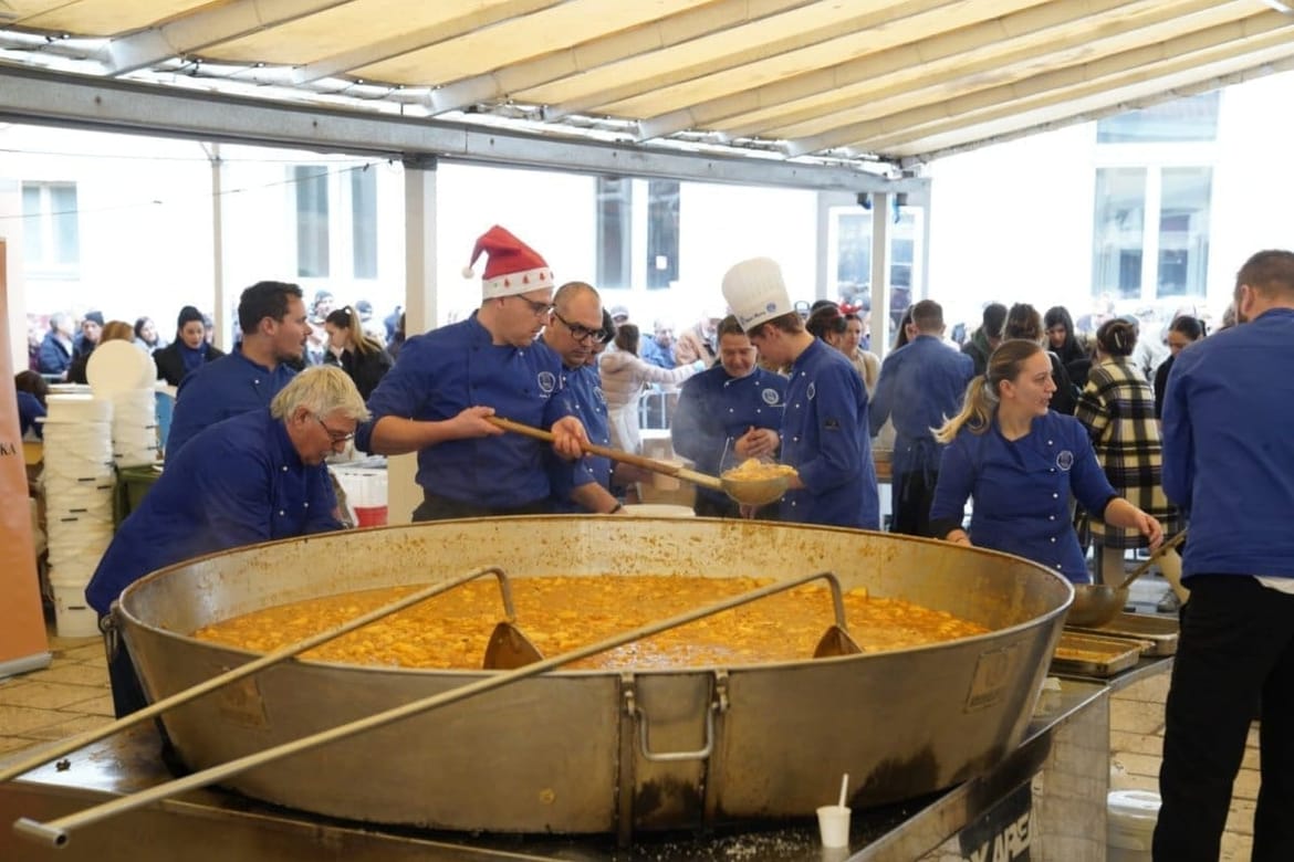 "MEGA TEĆA" Bakalar i fritule na splitskom Pazaru za najljepši Badnjak