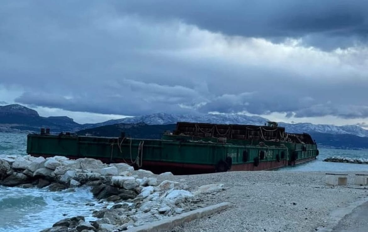 Bura je noćas odnijela teglenicu do plaže u Slatinama