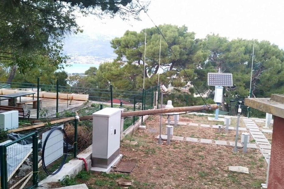 Jaka bura na Marjanu srušila stup s električnim vodovima pod naponom