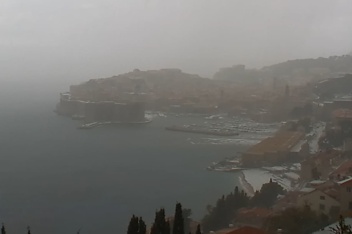 Zabijelio se Dubrovnik! Jako grmljavinsko nevrijeme donijelo snažnu tuču!