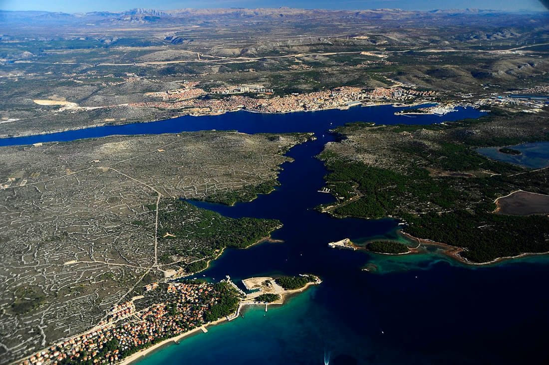 Netko je ukrao drvene grede s ograde na šetnici u šibenskom kanalu sv. Ante