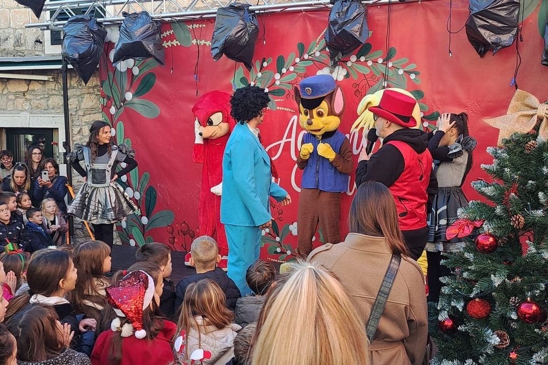 Omiški mališani već dočekali 2025. godinu!