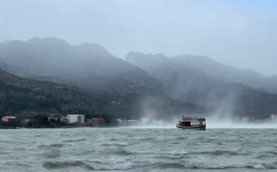 Crveni meteoalarm na Jadranu, bura podno Velebita do 100 čvorova ili 185 km/h!