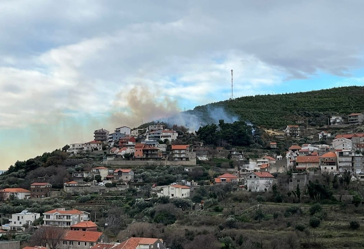 IZBIO POŽAR U ŽRNOVNICI Gori u blizini vojne baze u minski sumnjivom području, olujna bura rasplamsava buktinju!