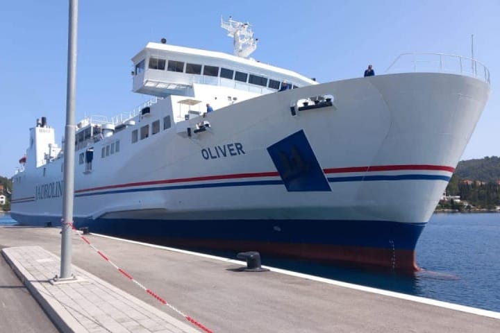 Trajektna linija prema Visu jutros je kasnila, ali je "Oliver" naposljetku ipak isplovio!