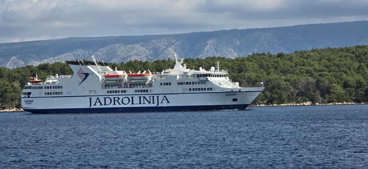 LOŠE GORIVO? Trajekt "Zadar" stao nedugo nakon polaska iz Splita za Stari Grad i pluta!