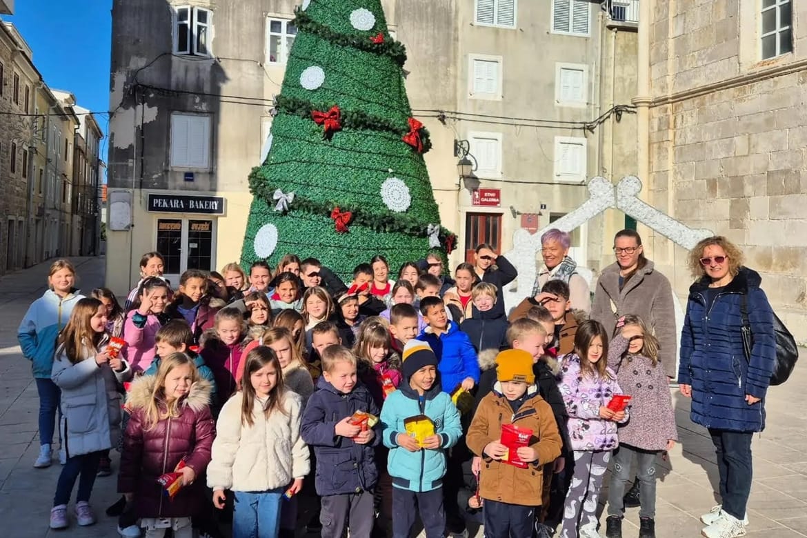 Sveta Lucija posjetila je sunčani trg u Pagu!