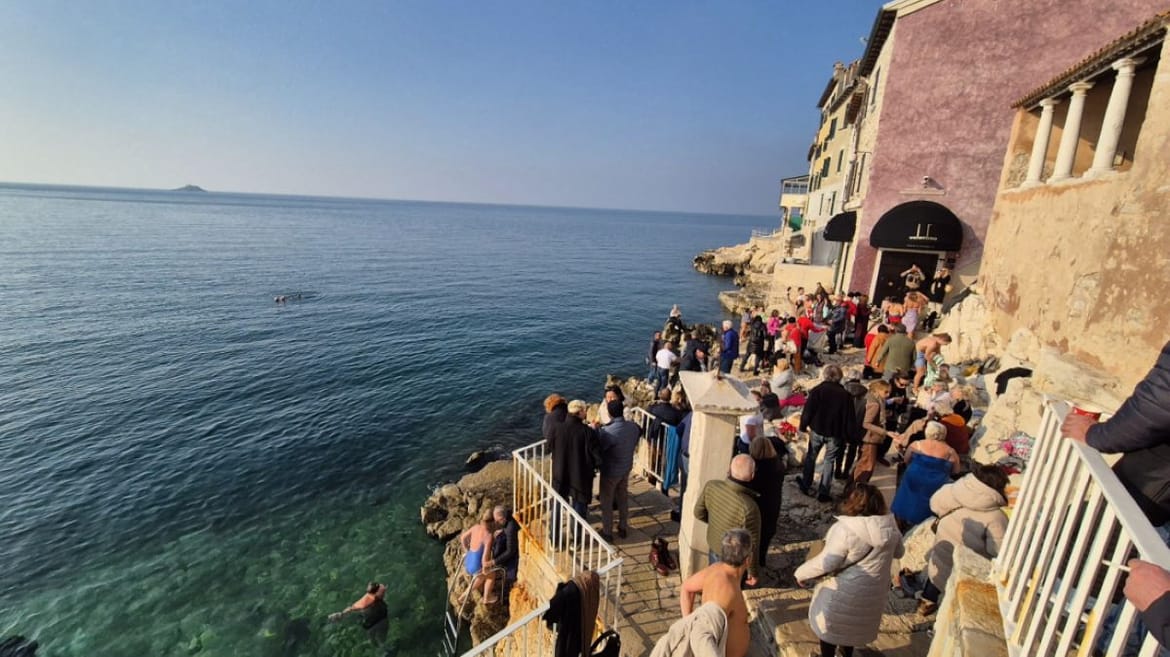 U Rovinju održano tradicionalno novogodišnje kupanje