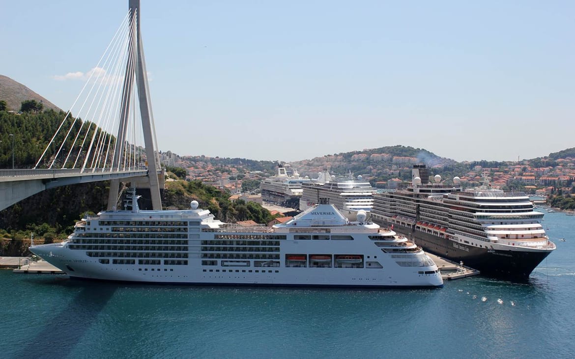 Isčupan znak za ograničavanje brzine prilikom ulaska u grušku luku: "Ne vidi se s mora!"