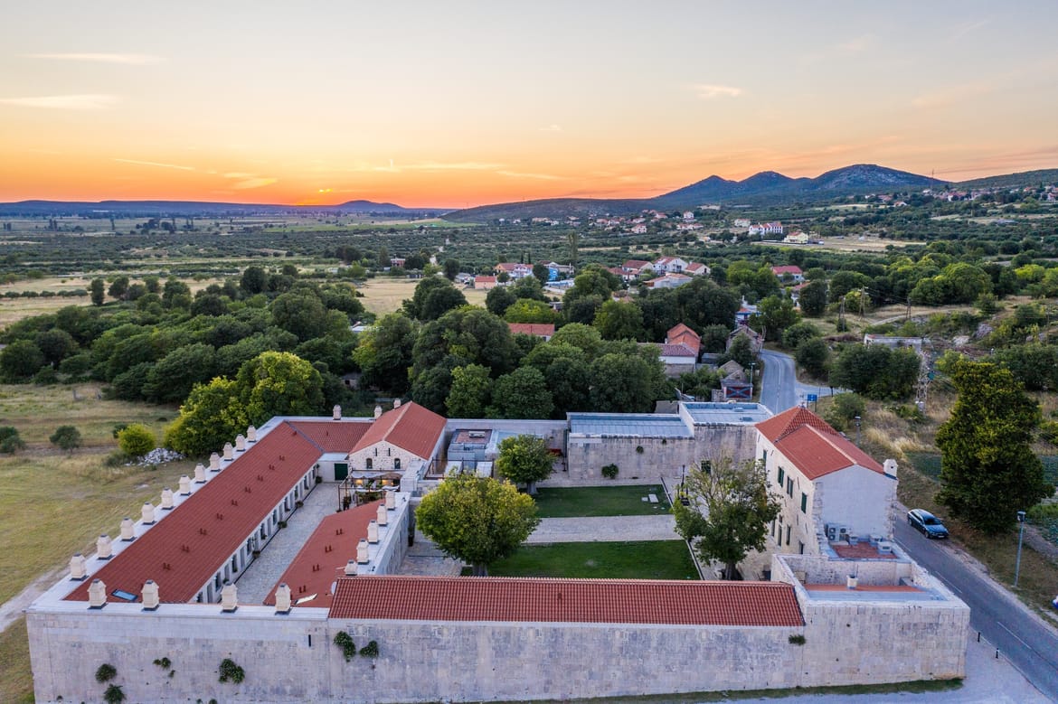 Općina Pakoštane daje u zakup hotel Maškovića han, a ovo je cijena!