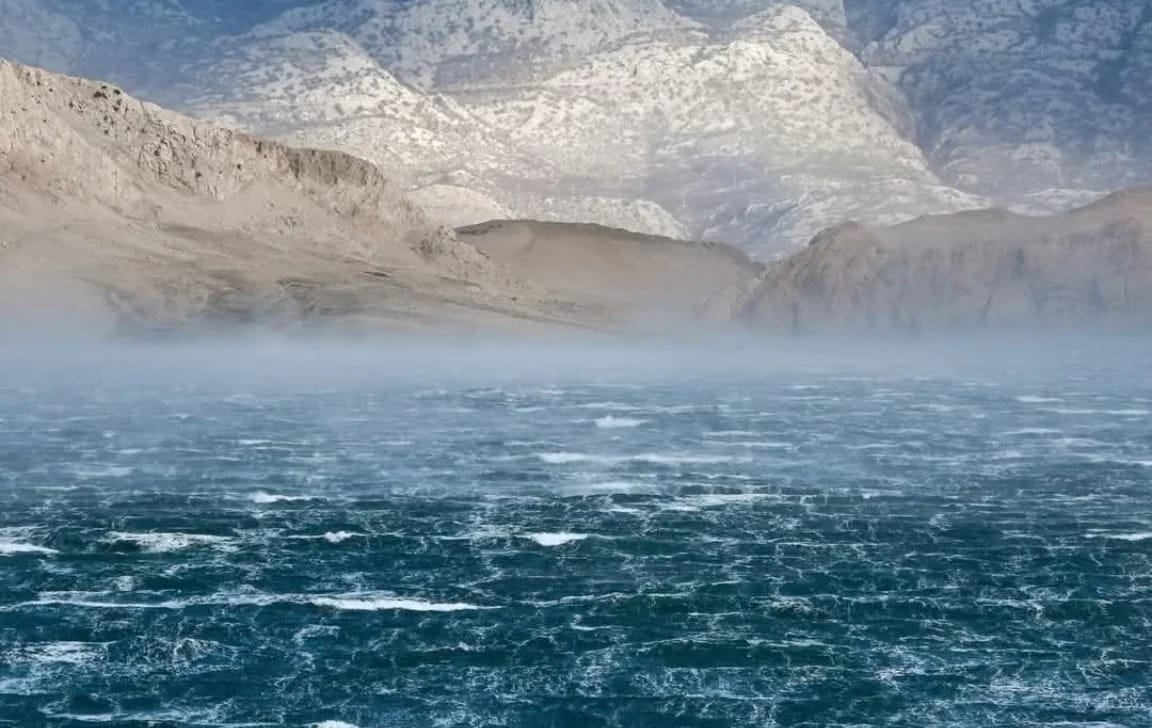Bura podno Velebita i do 185 km/h na more će donijeti i snijeg iz Gorske Hrvatske