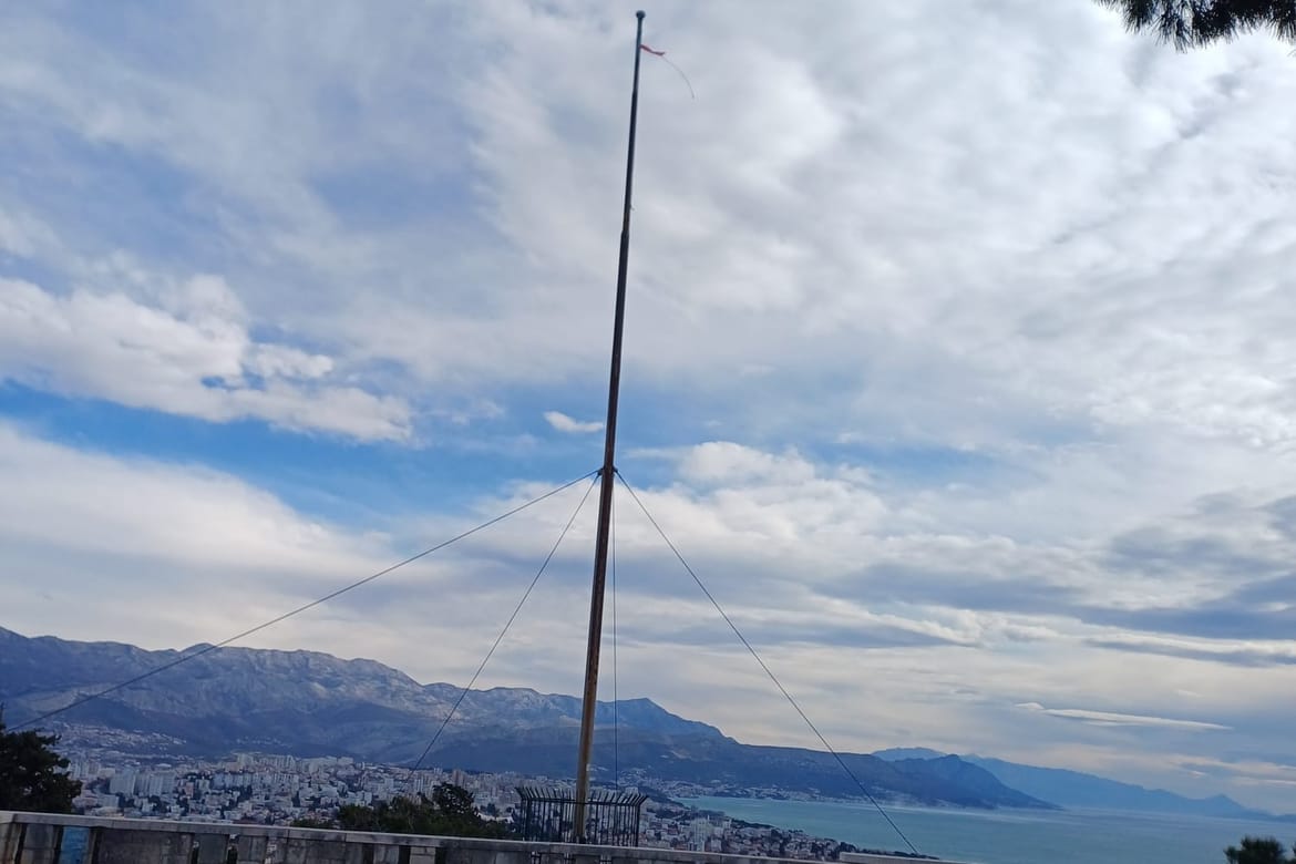 ČA BARJAK NE VIJEŠ Orkanska bura otpuhala zastavu s vrha Marjana