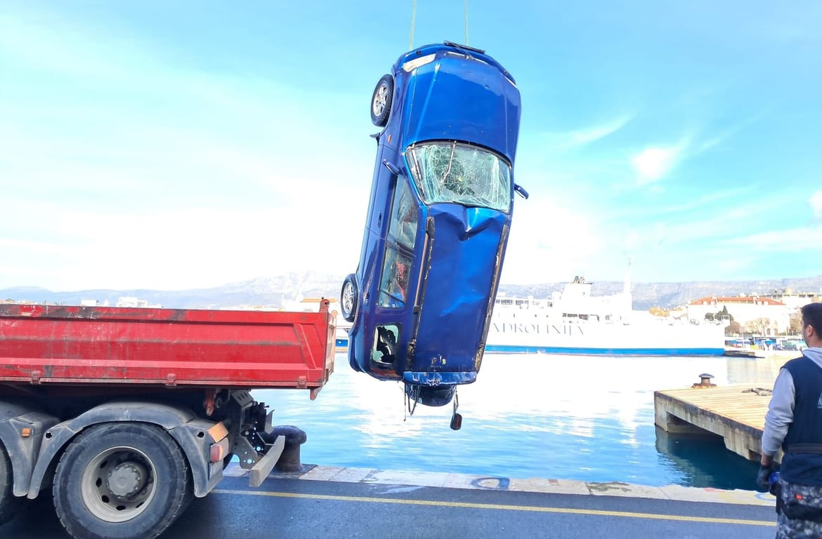 S 8,5 metara dubine izvučen automobil koji je sinoć sletio u more u splitskoj luci