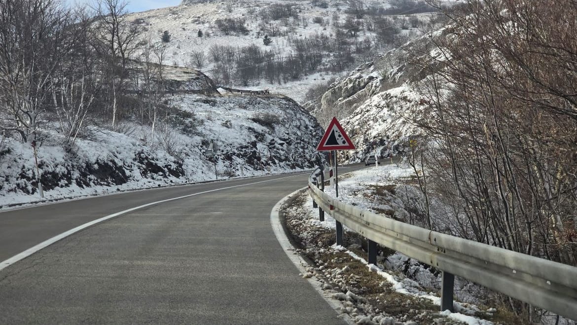 Snijeg pada u Lici i Gorskom kotaru - Za vozila bez zimske opreme nema slobodnih pravaca prema moru
