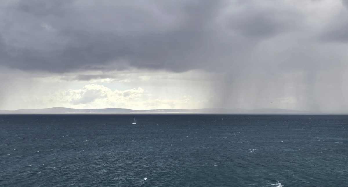 Umjereno do jako jugo, od sredine dana oblačno s kišom