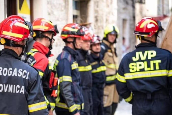 Splitski i brački vatrogasci gasili zapaljene kontejnere