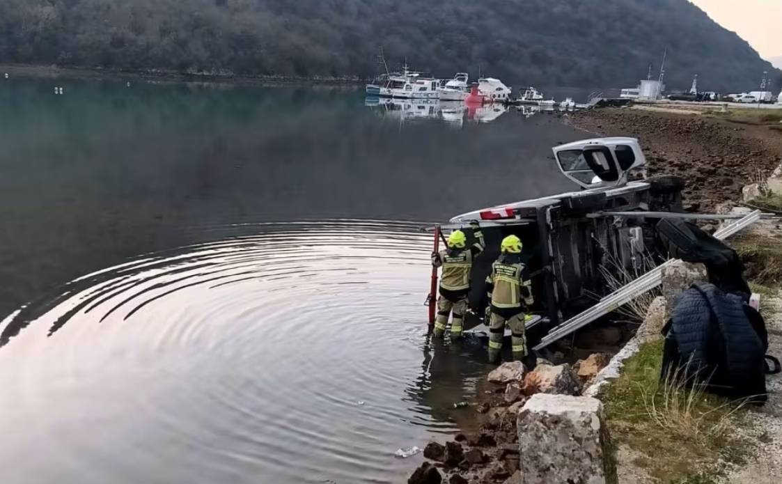 Austrijanac kombijem sletio u Limski kanal! Na teren izašla Lučka uprava i vatrogasci, sprječavalo se onečišćenje mora, a ima i ozlijeđenih!