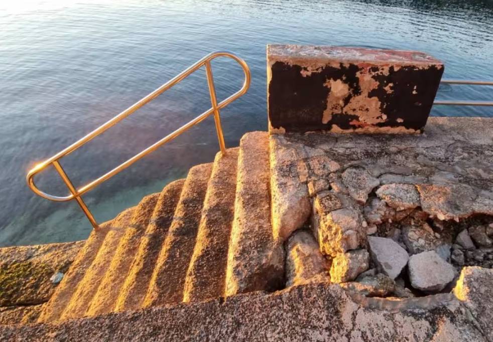 Valovi razaraju pulsko kupalište koje se lagano raspada