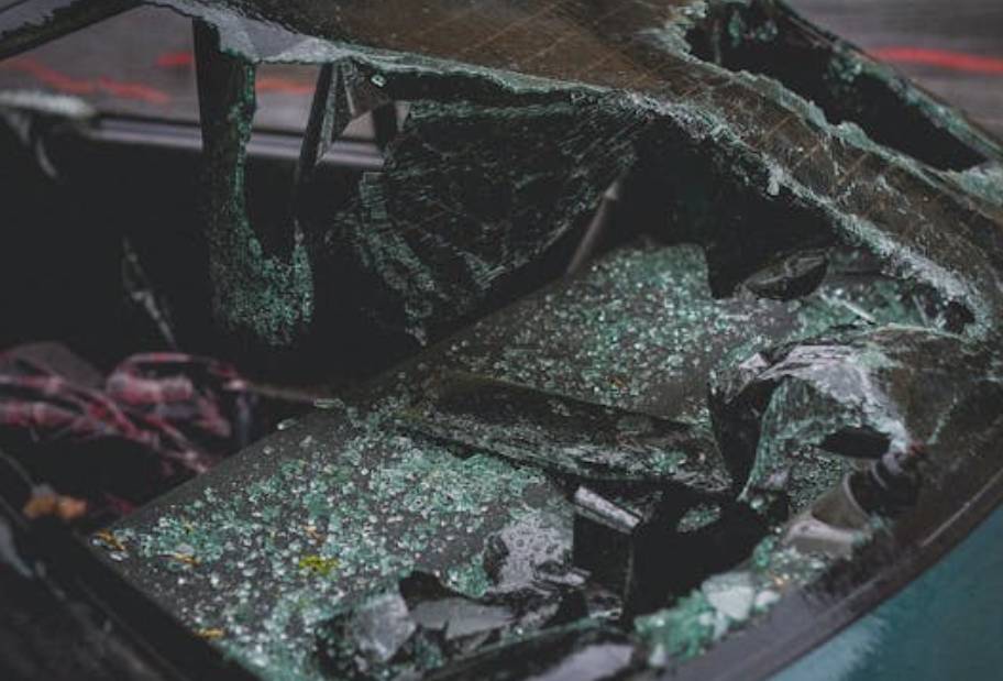Prometna nesreća kod Ploča - automobil završio na krovu kuće!