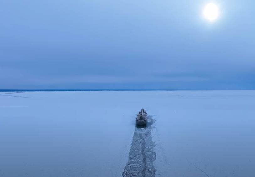 VIDEO Pogledajte kako je led doslovno zarobio ovaj teretni brod: "Posada čeka dolazak ledolomca!"