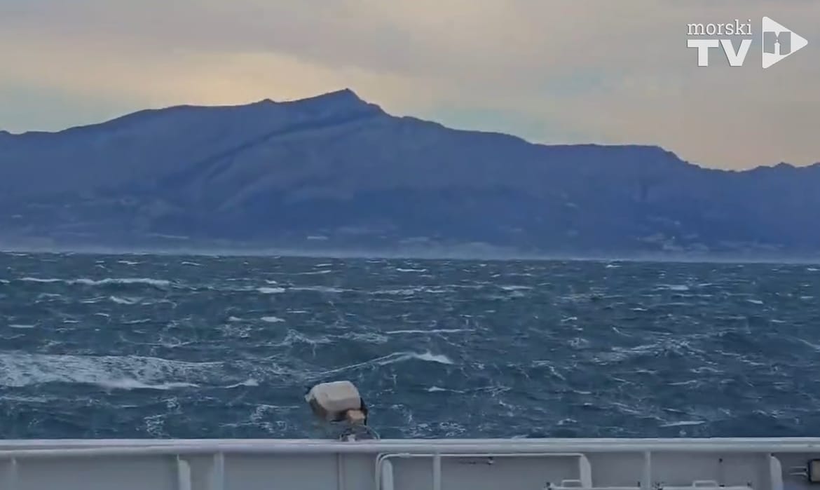 OLUJNA BURA IM NE SMETA Na trajektu Marjan zaorila se pjesma: "Opet bura okriće..." - Pogledajte po kakvom vremenu majstori pristaju u luku!