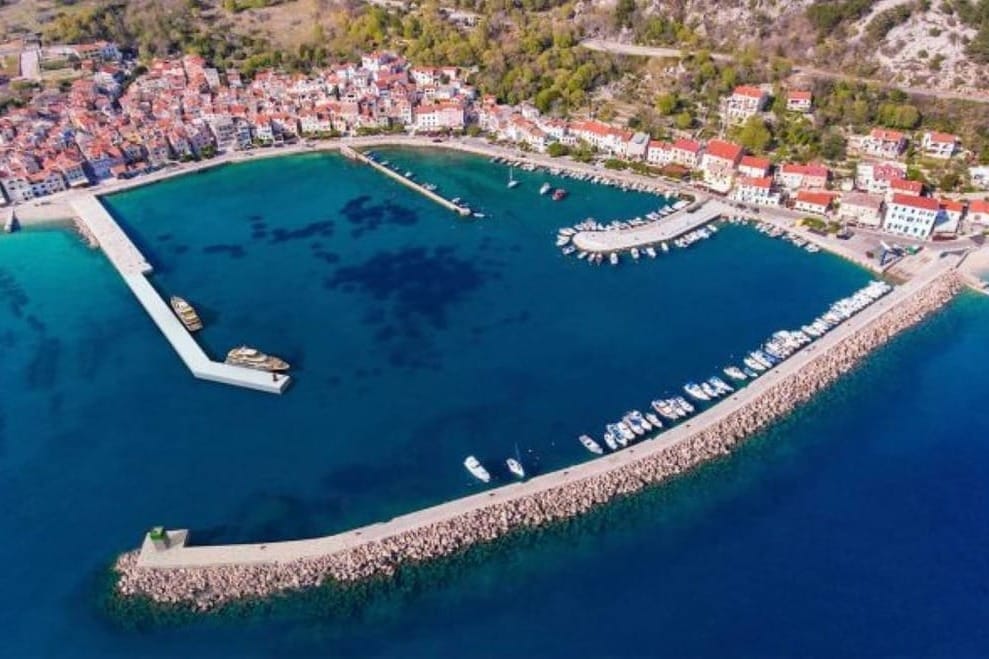 Krenula zadnja faza rekonstrukcije luke Baška: "Bašćani se nadaju vraćanju trajektnih veza s Loparom i Senjom"