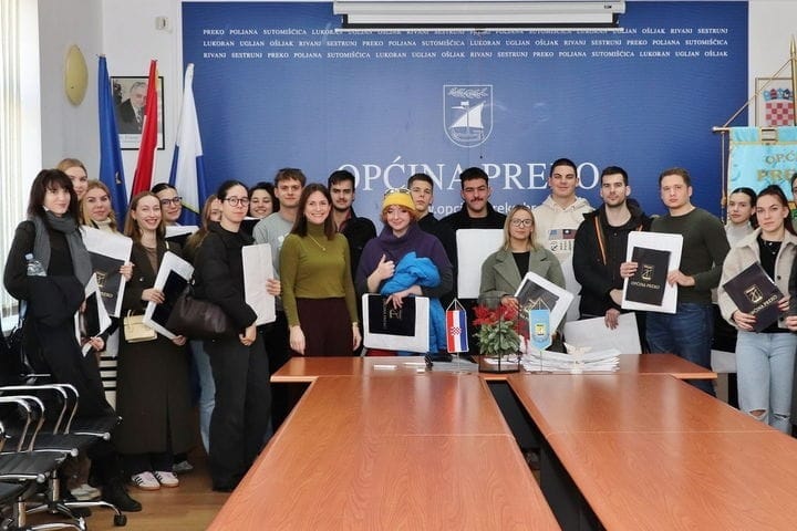 Studenti s područja Općine Preko potpisali ugovore o stipendijama. Hoće li se nakon fakulteta vratiti na svoj otok?