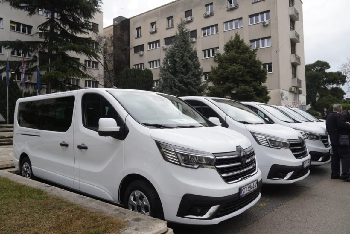 Selca na Braču dobila novo kombi vozilo, služit će osnovnoškolcima