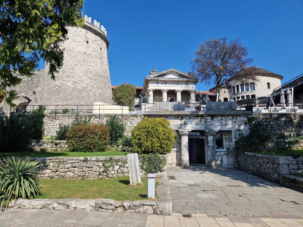 Pokrao rasvjetne stupove kod Trsatske gradine