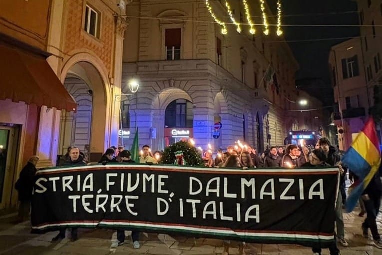 TALIJANSKE ULICE S jedne strane neofašisti s porukama pretenzija na Hrvatski teritorij, a s druge radikalni ljevičari s jugoslavenskim zastavama u rukama!