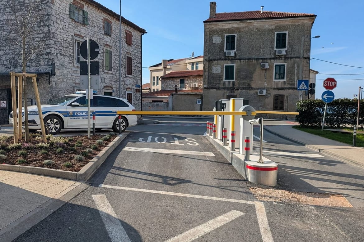 BIZARNO Policija u Umagu ne može na intervenciju bez da plati parking kartu! Što je vatrogascima, hitnom pomoći...?