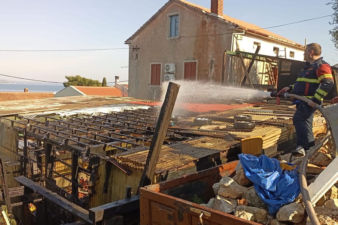 Na Dugom otoku jučer je planula garaža. Uslijedila je brza i uspješna reakcija vatrogasaca!